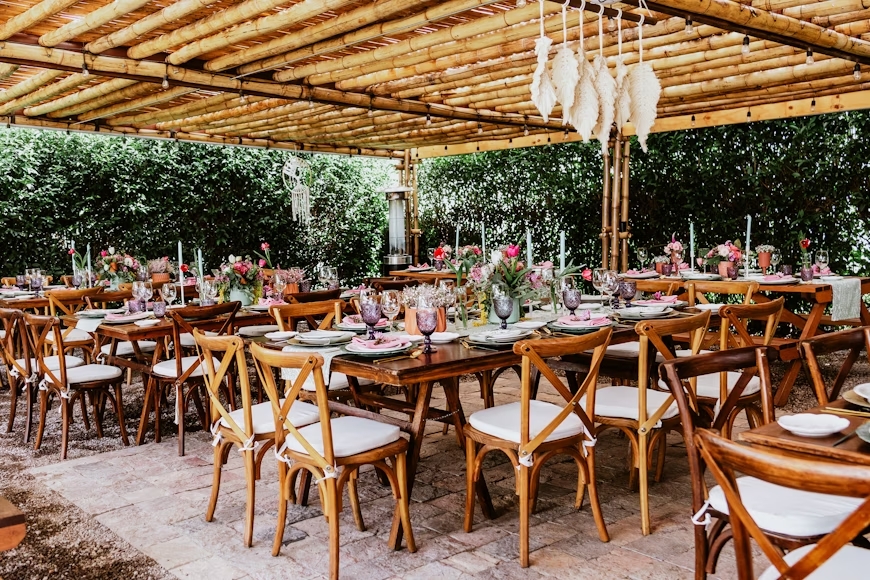 Montage en restaurante con sillas y mesas crossback